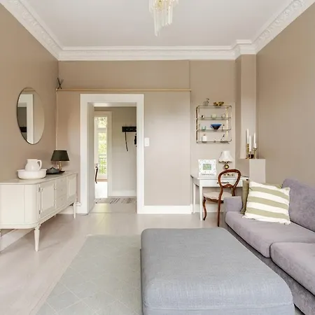 Classic With Balconies Apartment *