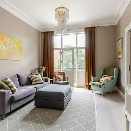 Classic With Balconies Apartment *